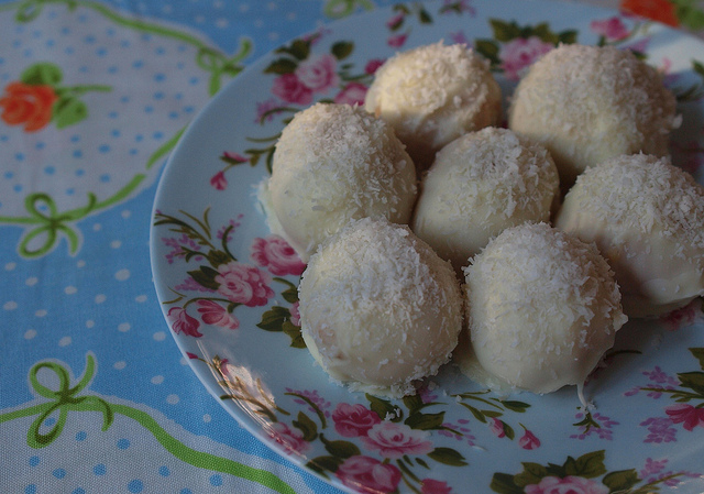 Christmas baking + making : coconut snowballs