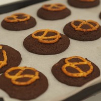 chocolate pretzel cookies – gluten free option